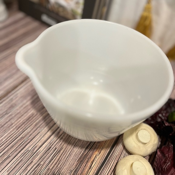 HAMILTON BEACH Vintage Milk Glass Mixing Bowl – Mid-Century USA - Picture 5 of 11